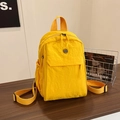 Mochila versátil de nailon amarillo brillante con múltiples bolsillos y correas ajustables - Amarillo