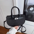 Elegante bolso de mano semicircular en purpurina negra con cierre giratorio plateado - Negro
