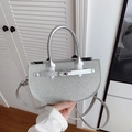 Elegante bolso de mano semicircular plateado con textura de purpurina y bandolera - Plateado