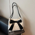 Bolso de hombro de tela blanca con un gran lazo de cuero negro y patrones florales - Negro