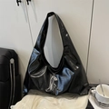 Minimalistische schwarze Shopper-Tasche mit glänzender Knitter-Textur für den Alltag - Schwarz