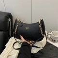 Elegante bolso de media luna negro en cuero granulado con correa ajustable y detalles - Negro