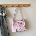 Bolso de hombro rosa con lazo grande y estampado de conejo en gancho de madera - Rosa