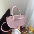 Bolso bandolera de tweed rosa semicircular con cierre giratorio de plata y cuero - Rosa
