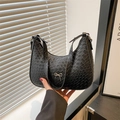 Sac sous le bras noir à motif crocodile avec un accessoire en métal en forme de nœud - Noir