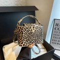 Umhängetasche mit Leopardenmuster, goldenem V-Logo und Geschenkbox für stilvolle Frauen - Gelb