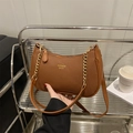 Bolso medialuna marrón con textura lichi, cadena dorada y correa para uso diario casual - Marrón