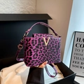 Modische lila Umhängetasche mit Leopardenmuster, V-Logo aus Metall und Glanzoptik - Lila