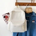 Minimalistischer beiger Rucksack mit Karomuster, Fronttasche und Kordelzug-Seitenfächern - Ohne Anhänger / Weiß