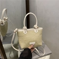 Bolso saco pequeño de paja beige con ribete de cuero blanco y asas con nudos - Blanco Roto