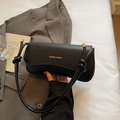 Borsa a tracolla nera chic minimalista con scritte dorate e tracolla con nodo - Nero