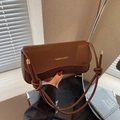 Borsa a spalla minimalista in pelle marrone con tracolla a nodo e patta elegante - Marrone