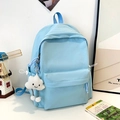 Hellblauer Rucksack mit Karomuster, Wolkenanhänger und minimalistischem Design - Blau