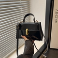 Glänzende schwarze Lackleder Handtasche mit goldenem Schloss und verstellbarem Riemen - Schwarz