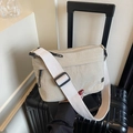 Borsa a tracolla in nylon beige testurizzato con cinturino largo e trifoglio - Bianco Sporco