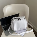 Bolso bandolera minimalista de nylon blanco en forma de concha con doble cremallera - Blanco