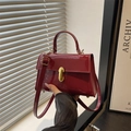 Rote Baguette-Tasche aus glänzendem Lackleder mit goldenem Verschluss und Tragegriff - Rot