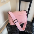 Borsa a tracolla in nylon rosa con ampia tracolla e tasche multiple con zip - Rosa