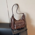 Dunkelbraune Hobo-Tasche aus Lackleder mit Glanzeffekt und vorderer Schnallentasche - Kaffeebraun