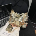 Modische Umhängetasche mit großen gold-silbernen Pailletten und edlem Metallkettenriemen - Gold