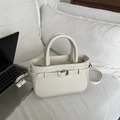 Mini bolso beige elegante en cuero vegano con correa bandolera y detalle de hebilla - Blanco