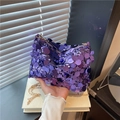 Bolso bandolera de lentejuelas moradas con cadena dorada y acabado reflectante - Morado