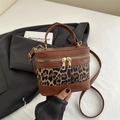 Piccola borsa a tracolla chic in pelle marrone e stampa leopardata con zip dorate - Marrone