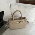 Elegante bolso de mano beige con detalle de cinturón decorativo y correa ajustable - Caqui