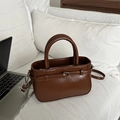 Bolso de mano de cuero marrón oscuro brillante con correa y herrajes metálicos - Tostado