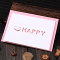Carte de vœux évidée Happy avec enveloppe rose sur table en bois et fleurs séchées - Design Thème Heureux (308#happy)