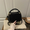 Elegante schwarze Lederhandtasche mit goldenem Rand und praktischem Tragegriff - Schwarz