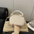 Elegante cremeweiße trapezförmige Handtasche mit Goldrand und Umhängeriemen - Weiß