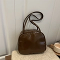 Sac à main Boston minimaliste en cuir brillant marron foncé avec fines doubles bretelles - Marron
