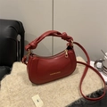 Borsa a spalla a mezzaluna rosso scuro in ecopelle liscia con manico a nodo alla moda - Rosso