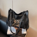Grande borsa a spalla nera con dettaglio fiocco argento e tracolla a catena - Nero