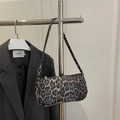Borsa a spalla retrò con stampa leopardata, zip argento e tracolla sottile - Nero