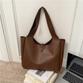 Bolso de hombro grande en cuero marrón con hebilla dorada y estilo hobo de moda - café