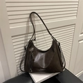 Bolso tote de cuero marrón oscuro con cremallera decorativa frontal sobre fondo blanco - Marrón