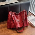 Borsa a tracolla in ecopelle rossa con fiocco argento e tracolla a catena alla moda - Borgogna