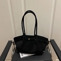 Bolso tote grande de cuero negro con hebilla dorada y asas largas de estilo minimalista - Negro