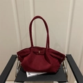 Bolso tote grande de ante color burdeos con elegante estructura trapezoidal y hebilla oro - Rojo