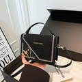 Elegante schwarze Wildlederhandtasche mit weißen Fischgrätennähten und Goldkette - Schwarz