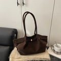Borsa a spalla in pelle scamosciata marrone scuro con capienza ampia e fibbia dorata - Marrone