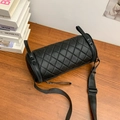 Elegante borsa a cilindro nera trapuntata con tracolla larga su tavolo in legno - Grande / Nero