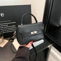 Bolso de mano de cuero negro con cierre metálico dorado y correa ajustable para mujer - Negro