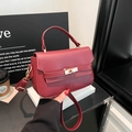 Elegante bolso de mano de cuero rojo con cierre dorado y correa ajustable - Rojo