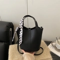 Minimalistische schwarze Eimertasche mit Lychee-Struktur, gepunktetem Schal und Gurt - Schwarz