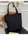 Bolso tote minimalista de nylon negro de gran capacidad sobre una silla negra - Negro