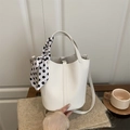 Weiße Lederbeuteltasche mit Litschi-Struktur und elegantem schwarz-weiß gepunktetem Tuch - Weiß