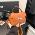 Bolso de mano elegante en cuero naranja con cierre dorado y correa ajustable - Marrón